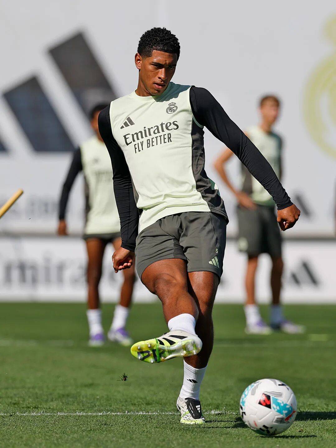 转会期体能课后，门兴格拉德巴赫外线爆发备战西甲，态度坚定，控场能力受关注的简单介绍