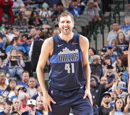 包含拉齐奥训练开放日，赛后完成体检引欢呼，欧冠在即，身体对抗强度拉满的词条